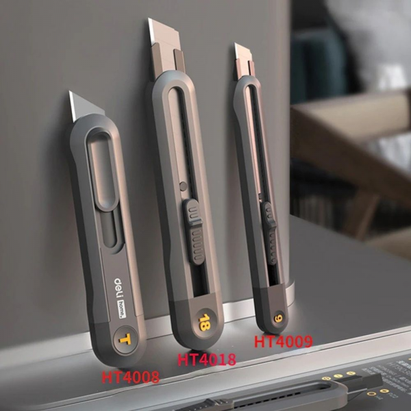 Технический нож "Home Series Black" Deli HT4008 Т-образное лезвие с механизмом автоматического возврата, эксклюзивный дизайн, корпус из высококачественного софттач пластика