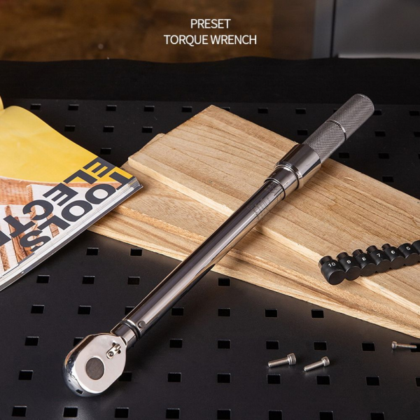 Динамометрический ключ предельный Deli DL170050 10-50Нм, 3/8", головка Cr-Mo, 72 зуба, точность +/- 3%, противоскользящая рукоятка, кейс