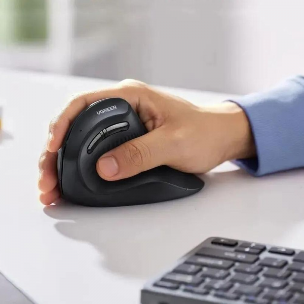 Беспроводная компьютерная мышь вертикальная UGREEN MU008 (25444) Wireless Vertical Mouse 2.4 GHz&BT. Цвет: черный