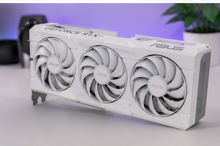 Белая видеокарта GeForce RTX для белого игрового компьютера